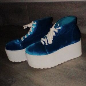 Blue sneakers platform